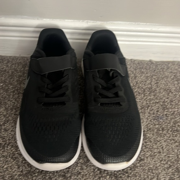 Black Velcro Nike runners  never worn - Picture 2 of 4